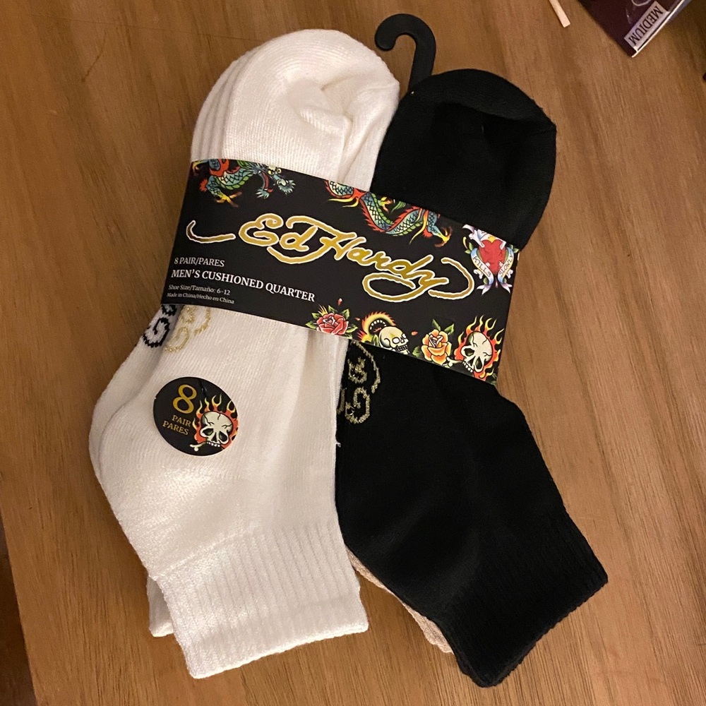 ! Ed Hardy Mens 8 Pairs Cushioned Crew Socks colors, Size 6-12, NWT
